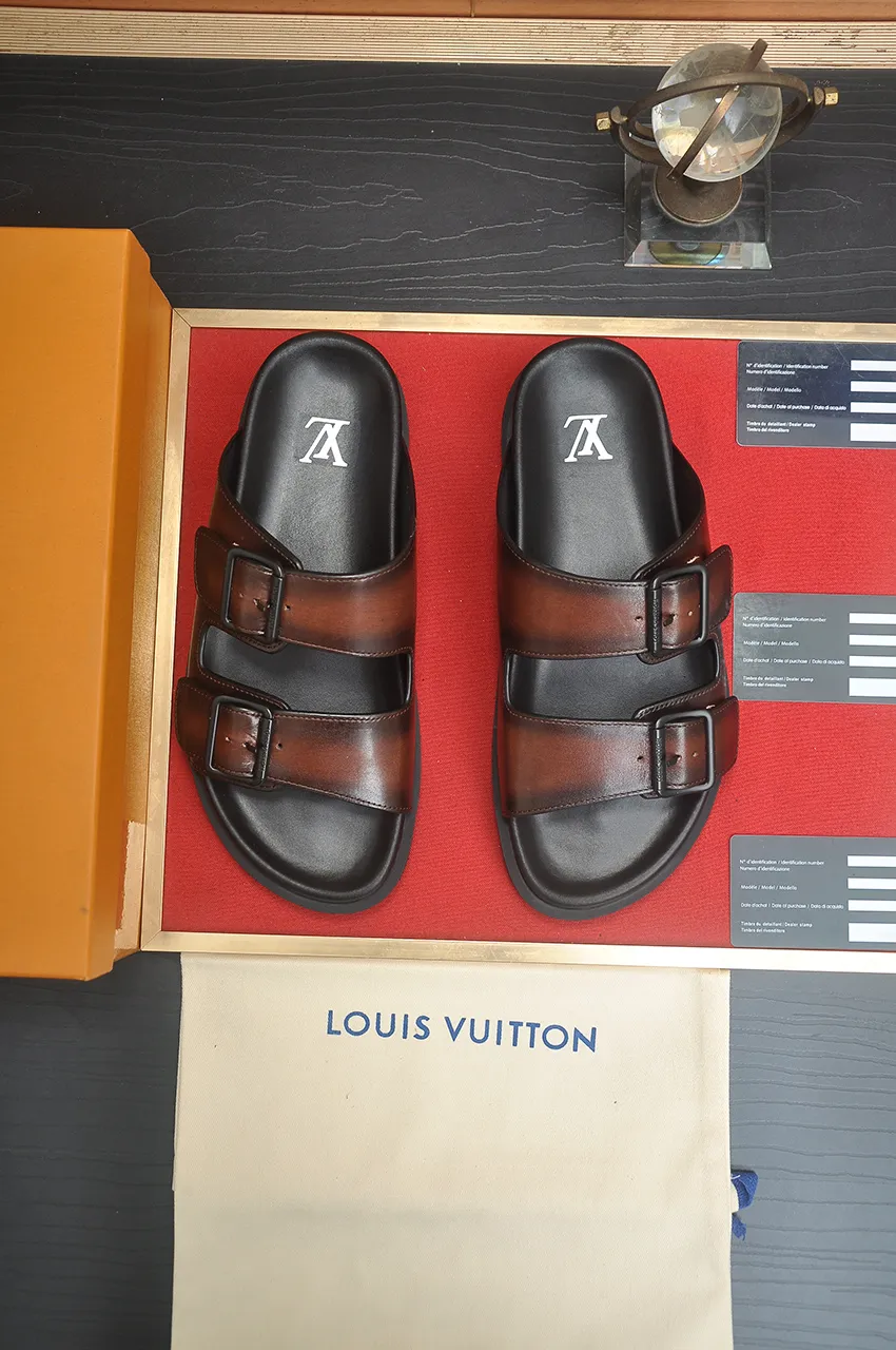 Men's shoes 💰400💶 [Louis Vuitton LV slippers] (high-end cowhide) counter 1:1 fashion style, a must-have for summer! The designer used LV’s iconic outsole. The original simple slippers instantly become fashionable! The upper is made of flexible special cowhide leather straps alternately, and the workmanship is exquisite! A must-have for stylish men in summer, size 38-45 (45 customized)
